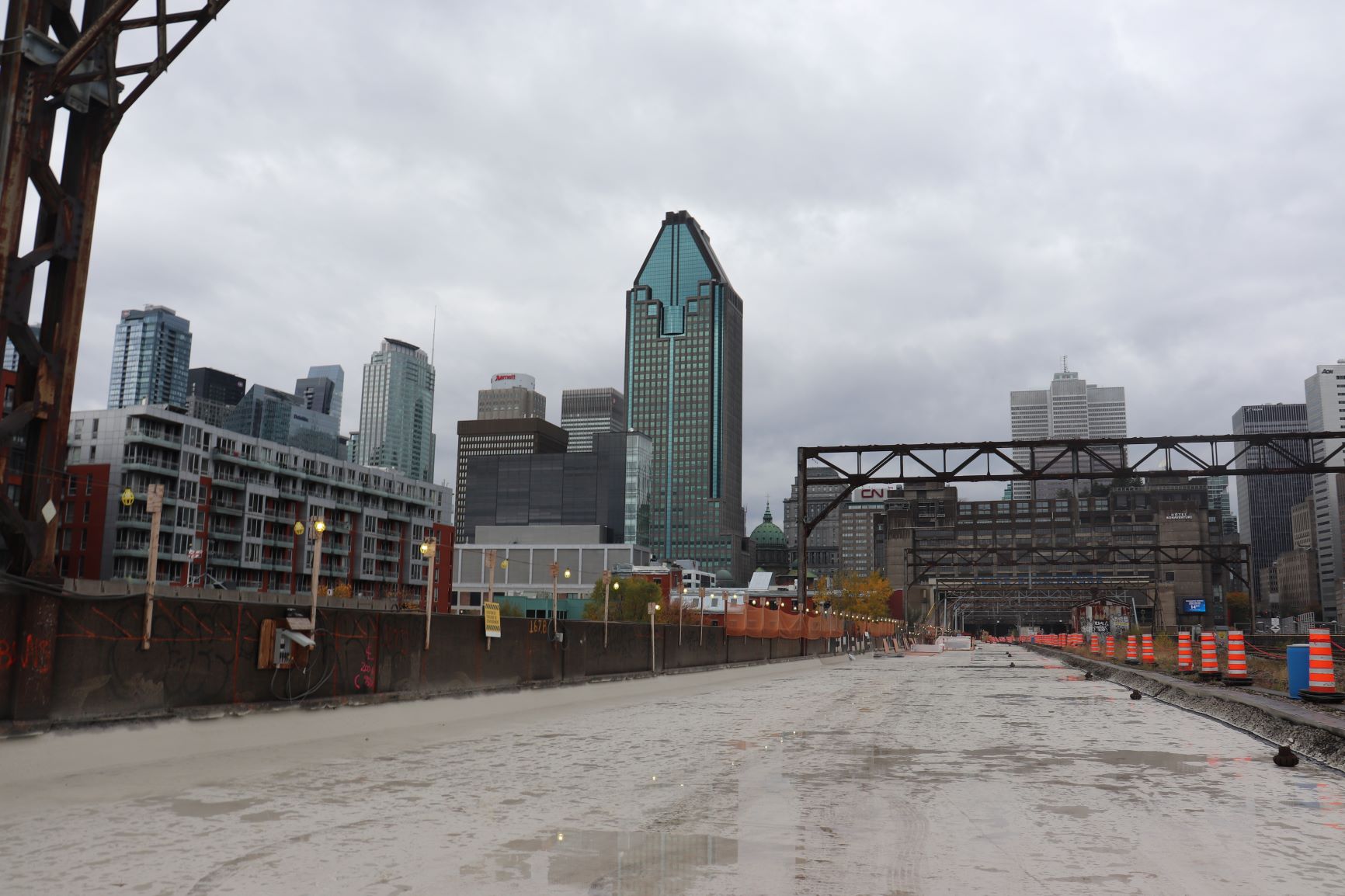 View of the west side of the southbound overpass. The old railway infrastructure has been removed where the REM will run.
