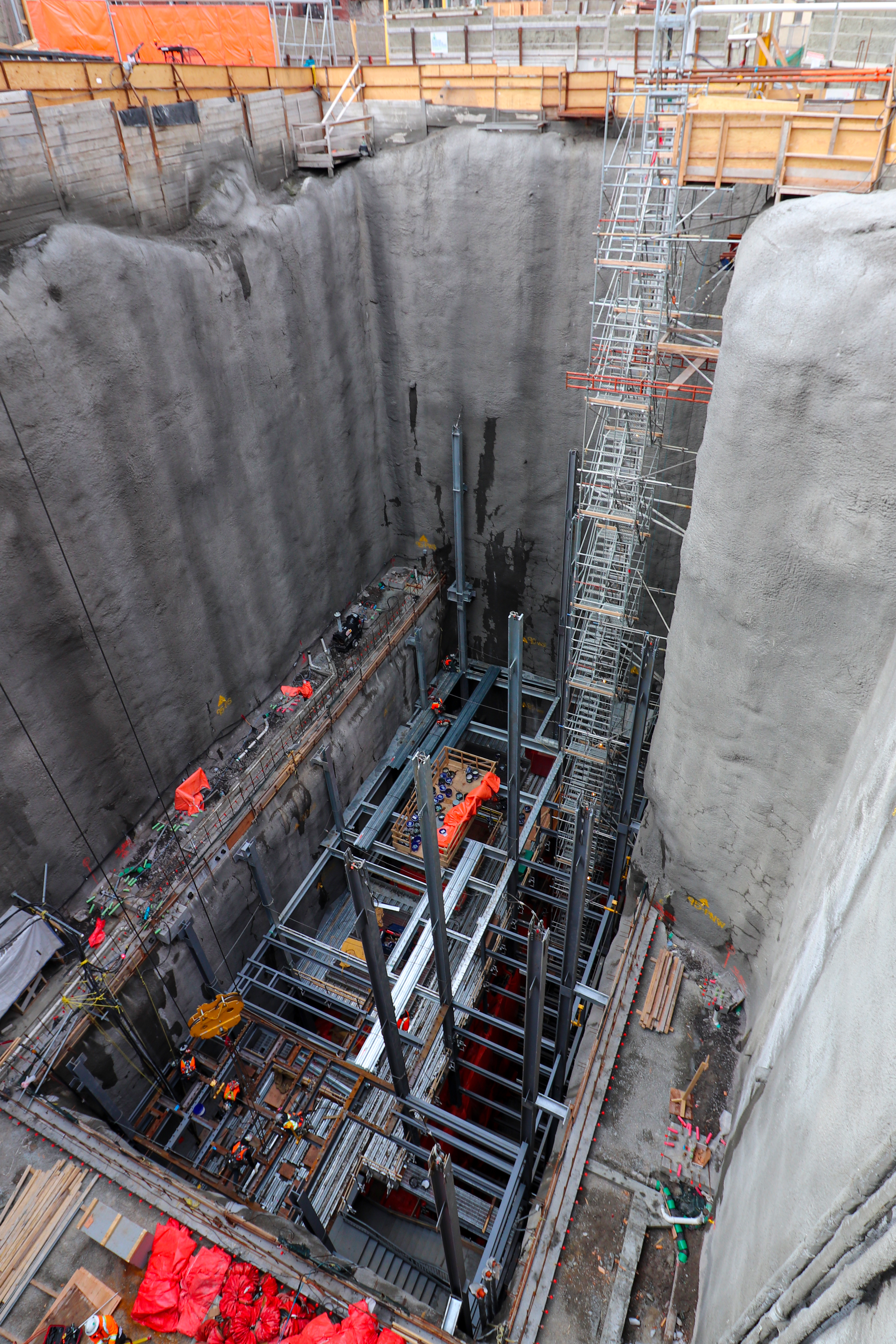 View of the erection of the steel structure for the Édouard-Montpetit station.