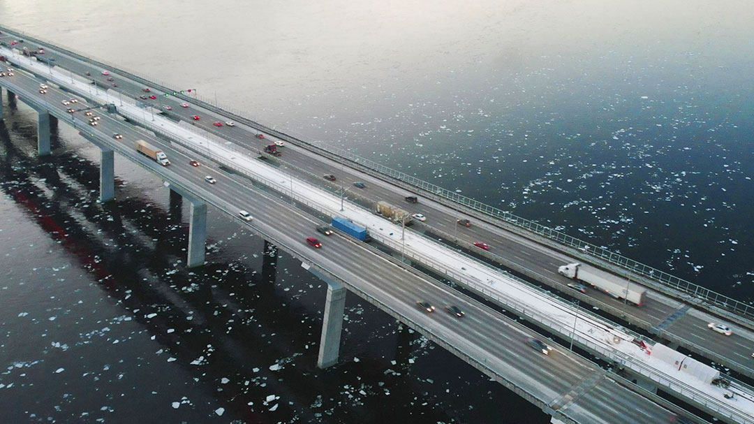 Images of the catenary on the Samuel-De Champlain bridge