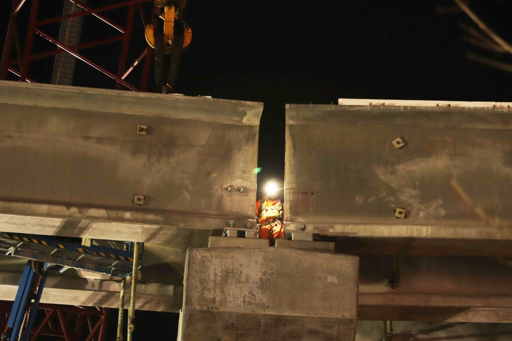 Operation of placing the beams on adjacent piers - January 2022