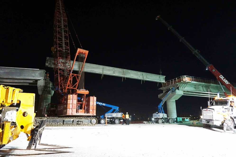 Operation of placing the beams on adjacent piers - January 2022