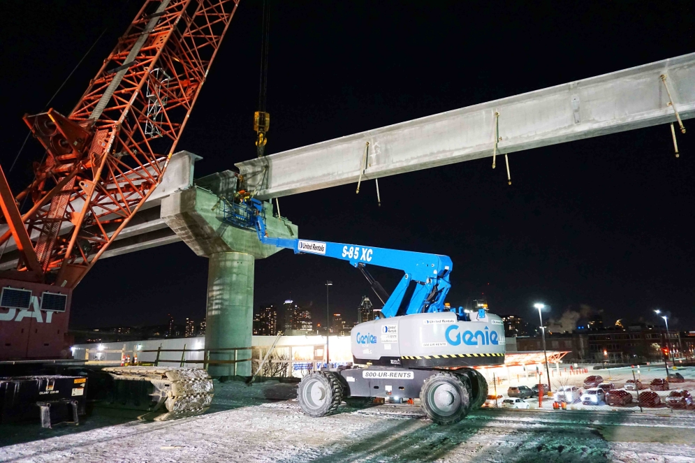 Operation of placing the beams on adjacent piers - January 2022