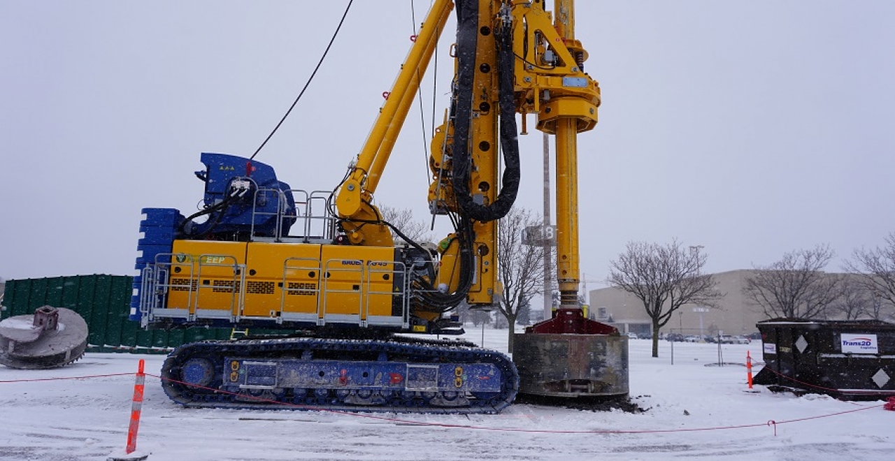 The elevated structure will extend over more than 12 km on the West Island, along Highway 40. Pile driving (foundations) began last fall and the pillars are starting appear.