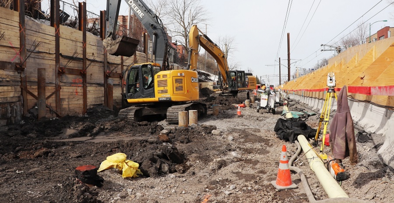 The first construction phase is almost done on the west platforms at the Mont-Royal and Canora Stations. Beginning in May 2019, all of the work completed will be repeated on the other platform, including: excavation and backfill for the platform, retaining wall construction, anchoring in the bedrock and driving of foundation piles.