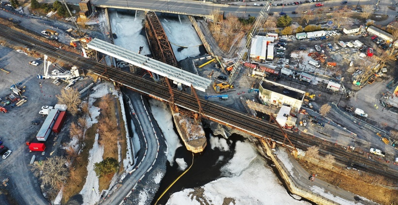 This is an important milestone: the first beams for the elevated structure were installed over the Lachine Canal at the beginning of April!