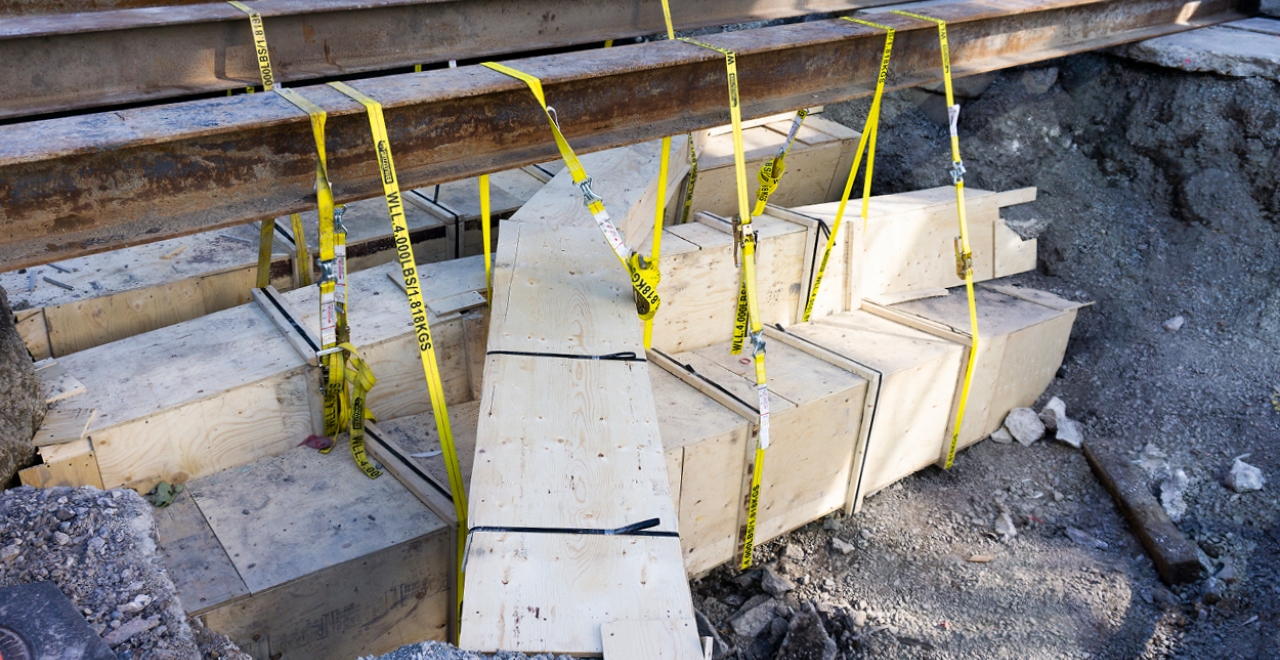 Step 1: Relocation of public utilities. Before construction begins, all of the public utilities (pipelines, buried electrical wires, etc.) along the REM route have to be moved to ensure their integrity remains intact. This painstaking process is carried out in close collaboration with the various suppliers such as Hydro-Québec and Énergir.
