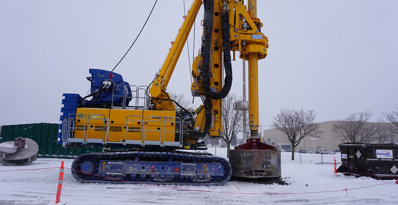 Step 2: Pile driving. The elevated structure’s columns and stations have to be firmly anchored in the ground. It is therefore necessary to drive foundation piles into the ground all along the route (14.5 km) to reinforce the ground that will bear the structures’ weight.