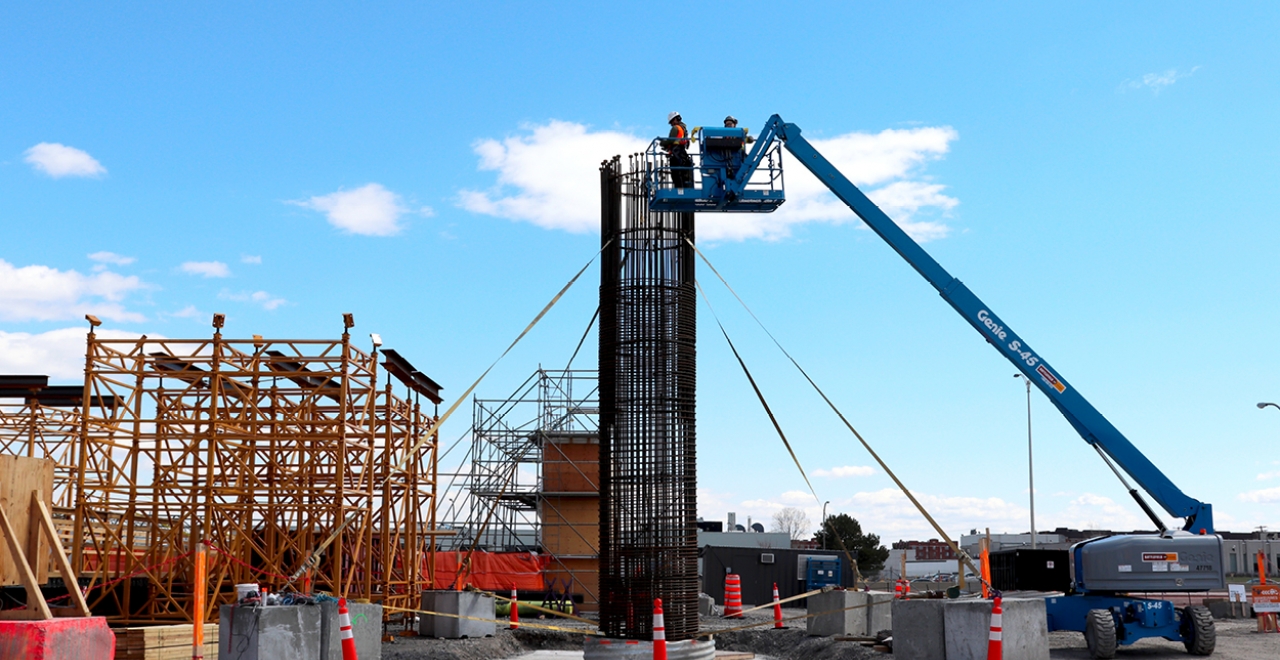 Step 3: Column construction 366 columns have to be built for the 14.5 km of elevated structure – that’s an average of one column every 30 to 40 metres. As of early June, a hundred columns have been completed or are under construction on the West Island.