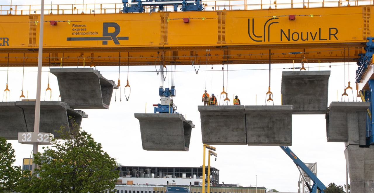 On average, it takes two days to erect one span, that is, to cover the distance between two columns (30 to 40 metres).