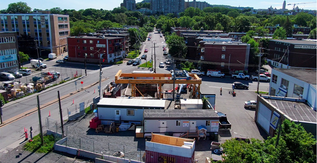 Formerly called "Portal Heights", Canora station was renamed in 1995, by taking the first two letters in “Canadian Northern Railway,” the name of the company that dug the tunnel under Mount Royal. The REM station retains the Canora name.