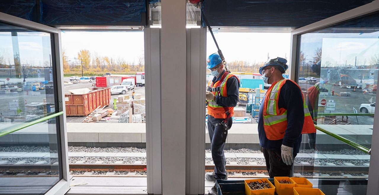Installation of the platform screen doors at Du Quartier and Brossard stations. / © Alstom
