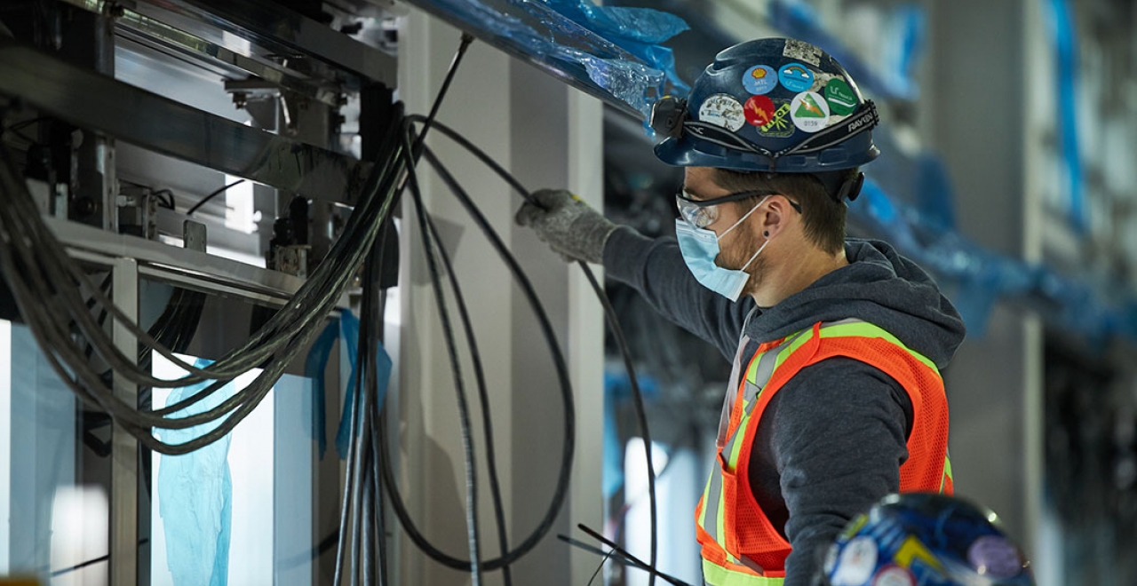 Installation of the platform screen doors at Du Quartier and Brossard stations. / © Alstom
