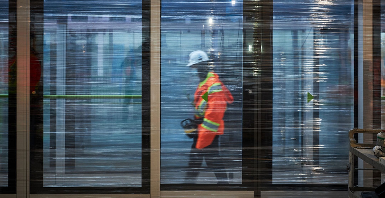 Installation of the platform screen doors at Du Quartier and Brossard stations. / © Alstom