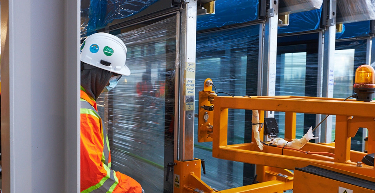 Installation of the platform screen doors at Du Quartier and Brossard stations. / © Alstom