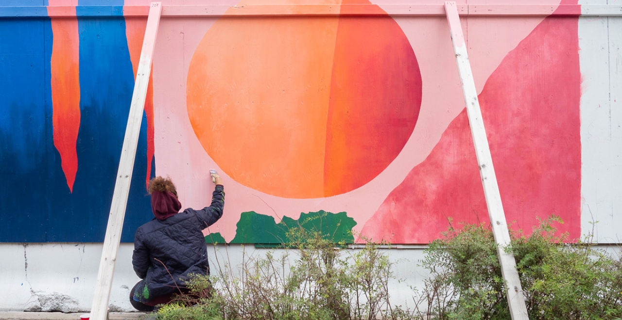 L'oeuvre d'Isabelle Duguay sur la palissade de chantier de la future station Ville-de-Mont-Royal du REM. 