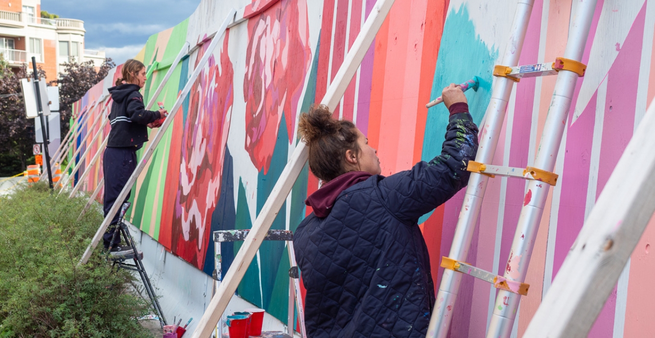 L'oeuvre d'Isabelle Duguay sur la palissade de chantier de la future station Ville-de-Mont-Royal du REM. 