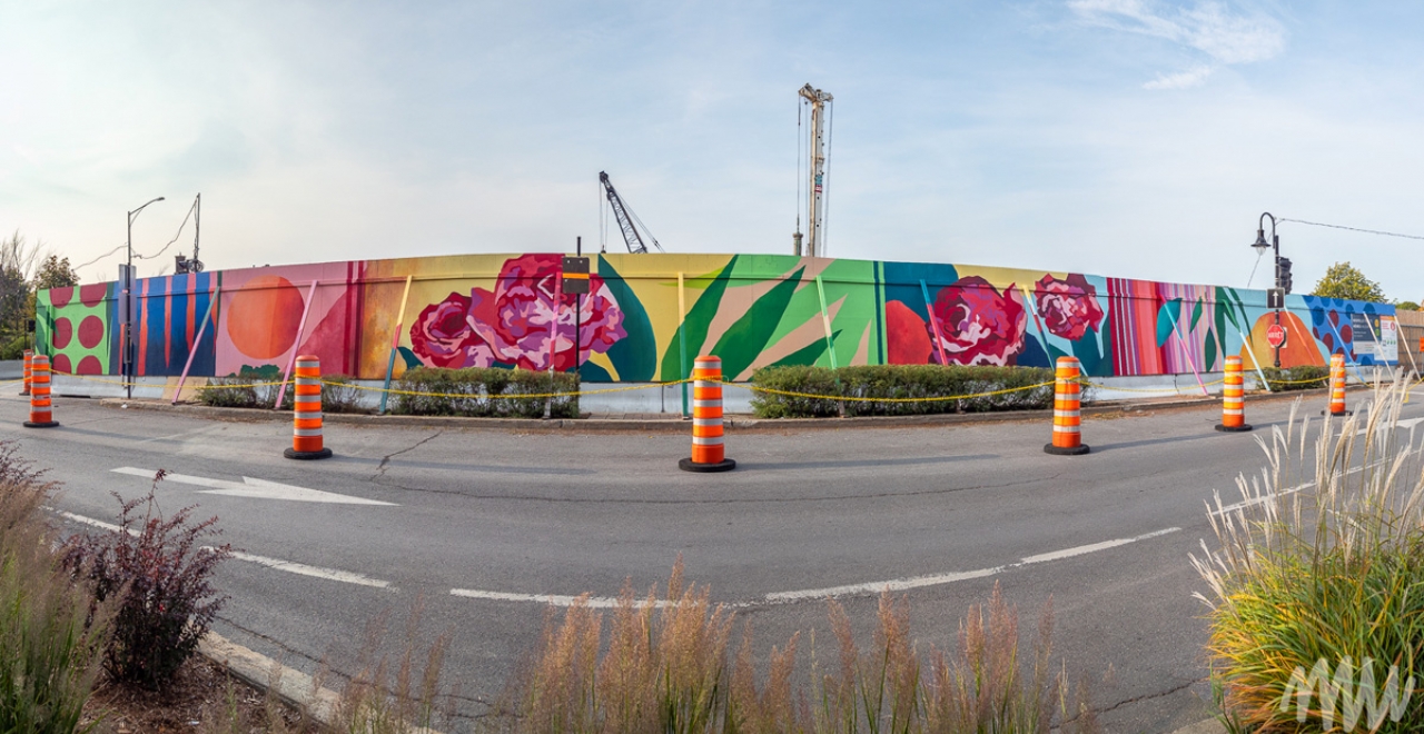 L'oeuvre d'Isabelle Duguay sur la palissade de chantier de la future station Ville-de-Mont-Royal du REM. 