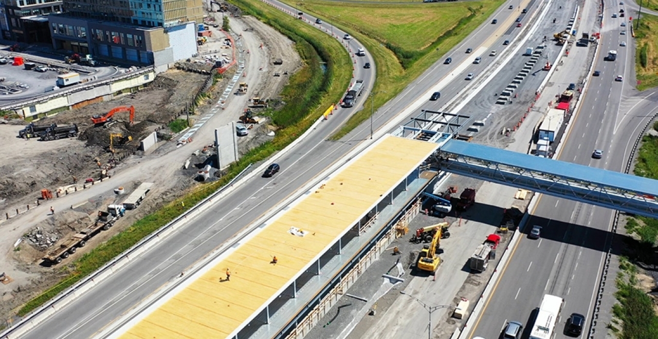 In 2019, the first stations began to take shape on the South Shore. The Du Quartier Station in August 2019.