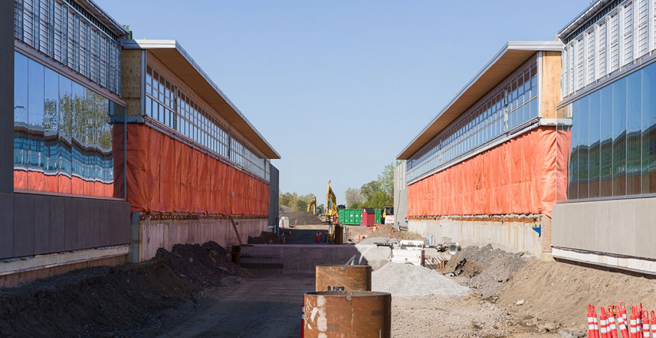 In the centre of Montréal, the Canora, Ville-de-Mont-Royal and Bois-Franc stations will be almost finished this year. | Bois-Franc Station - May 2021