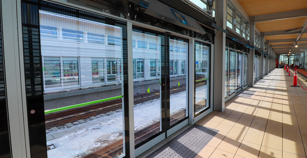 On the South Shore segment, work is well underway. The exterior of the stations is completed and the interior finishing is underway and will be wrapped up this year. The landscaping can even begin! | Brossard Station - March 2021