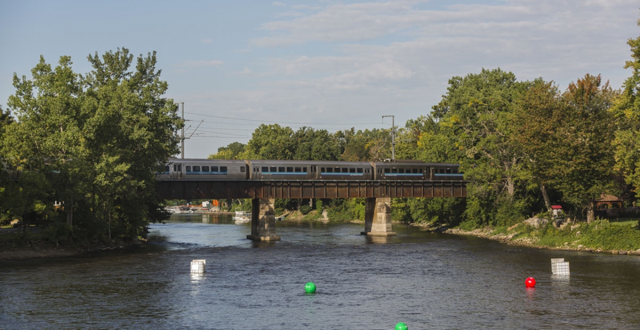 Crossings over waterways | The REM route crosses over waterways at five locations. A piece of artwork would accompany the users during these crossings. 