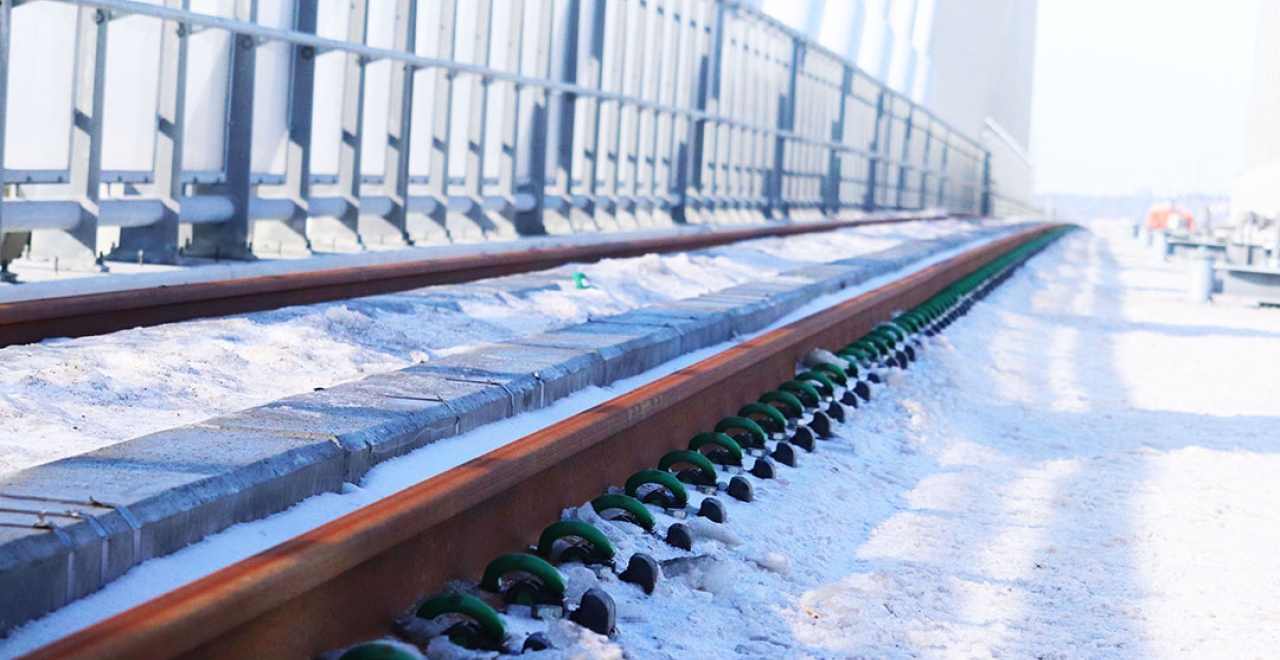 The installation of tracks on the Champlain Bridge has begun. Since the bridge is in motion, the tracks must adapt to its shifting, which poses a challenge for our team. Specific expansion joints must be installed.