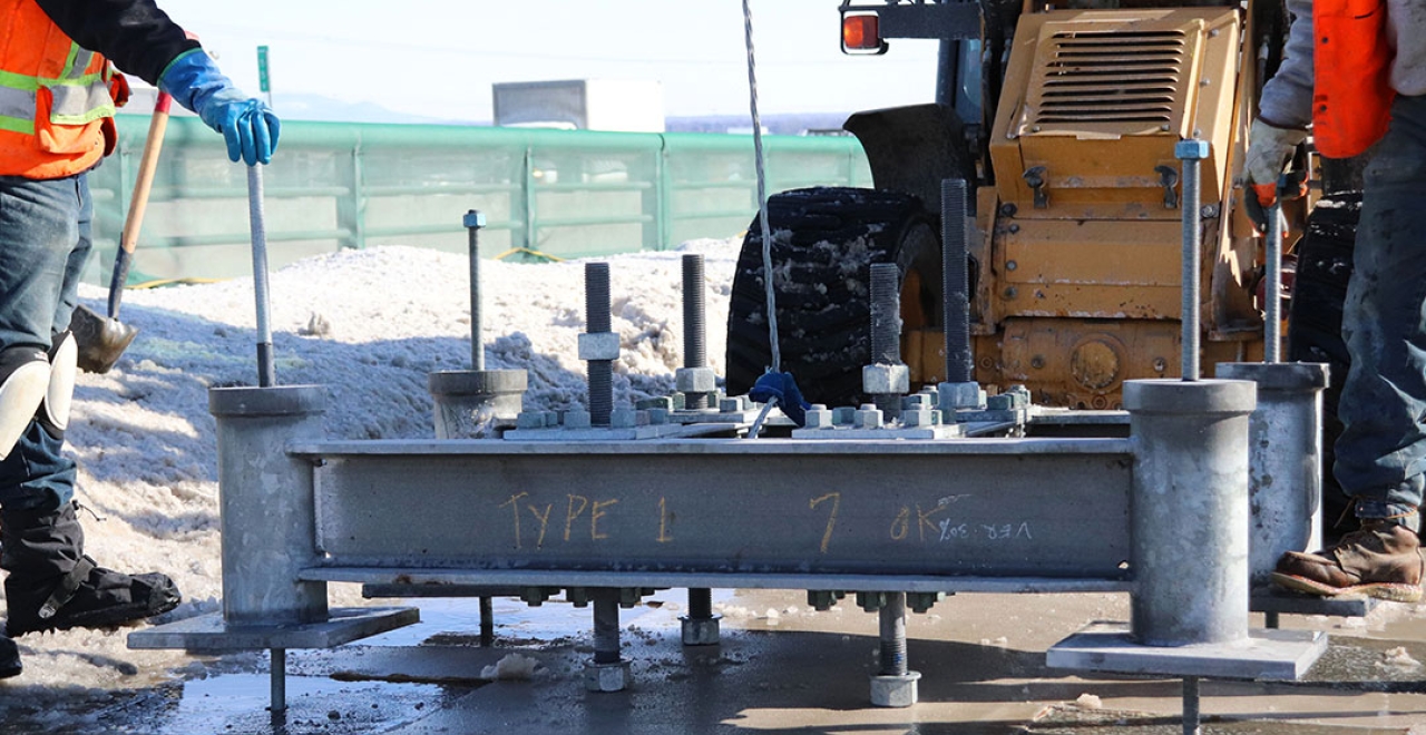The installation of tracks on the Champlain Bridge has begun. Since the bridge is in motion, the tracks must adapt to its shifting, which poses a challenge for our team. Specific expansion joints must be installed.
