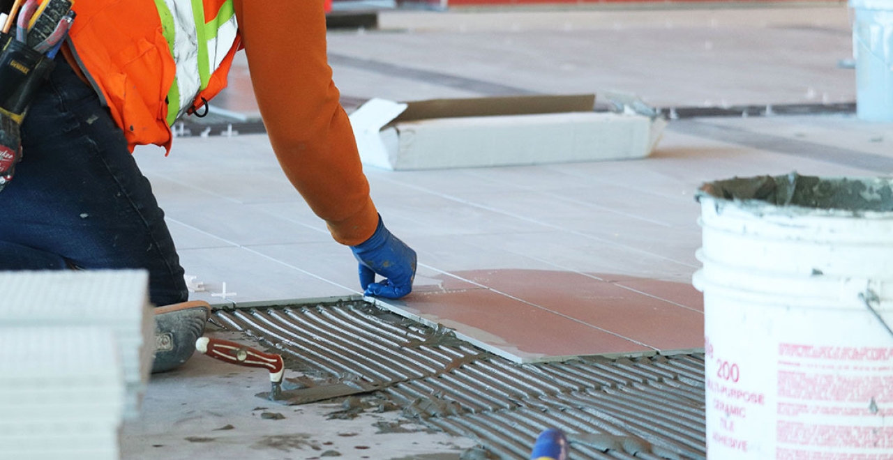 Overview of interior work in the REM stations.