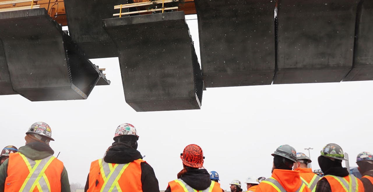 November 2021: End of construction of the West Island elevated structure with the installation of the last segment.