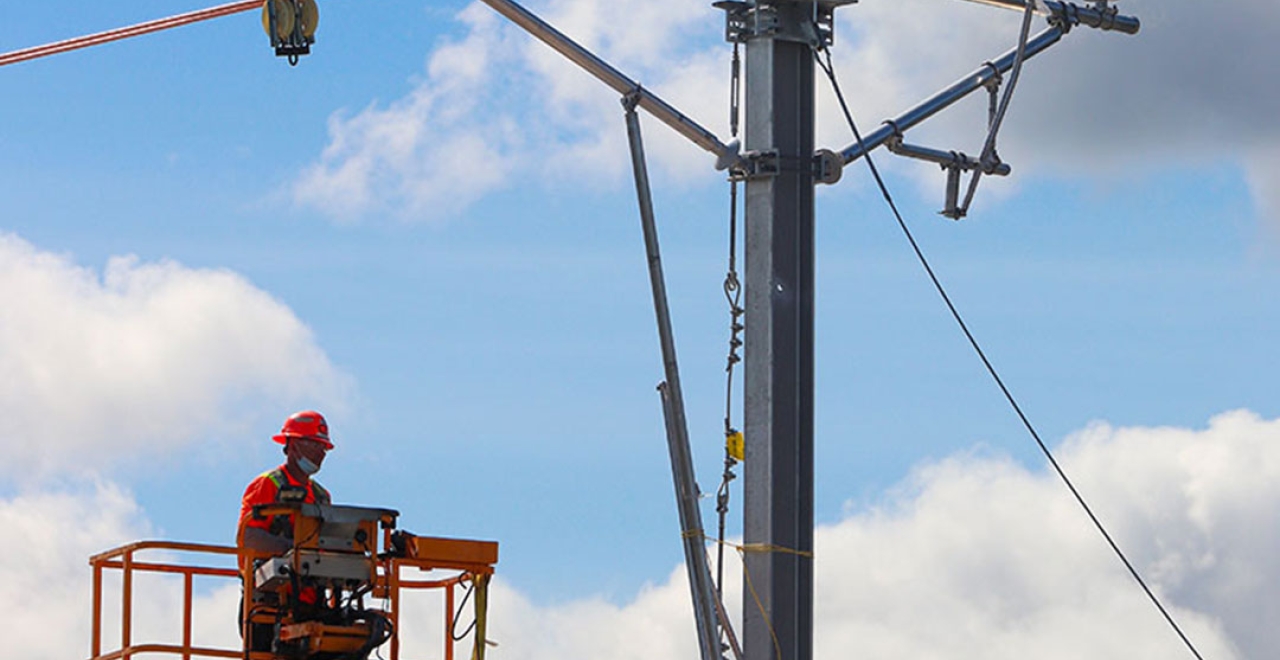 March 2020: Installation of the first catenary poles on the representative segment (segment for testing REM cars and systems). 