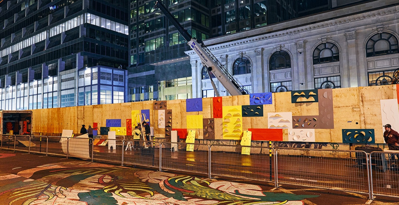 Cliché de l'installation de l'œuvre sur les palissades de chantier de la future station McGill | © Myriam Baril-Tessier