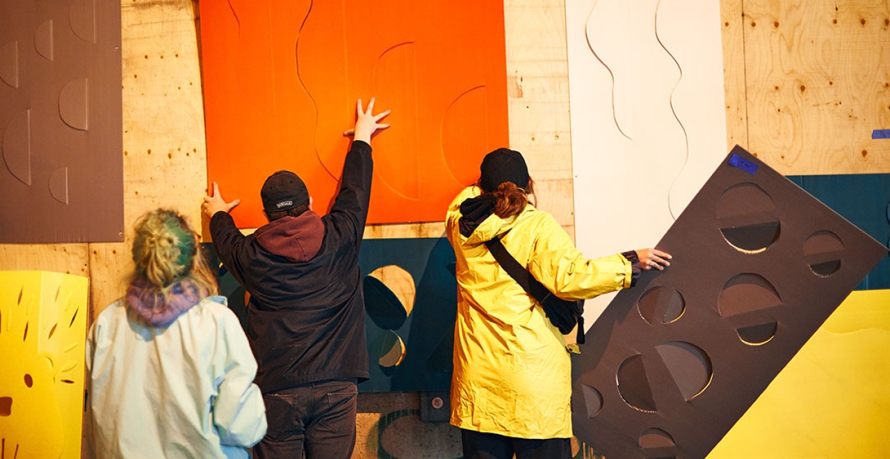 Cliché de l'installation de l'œuvre sur les palissades de chantier de la future station McGill | © Myriam Baril-Tessier