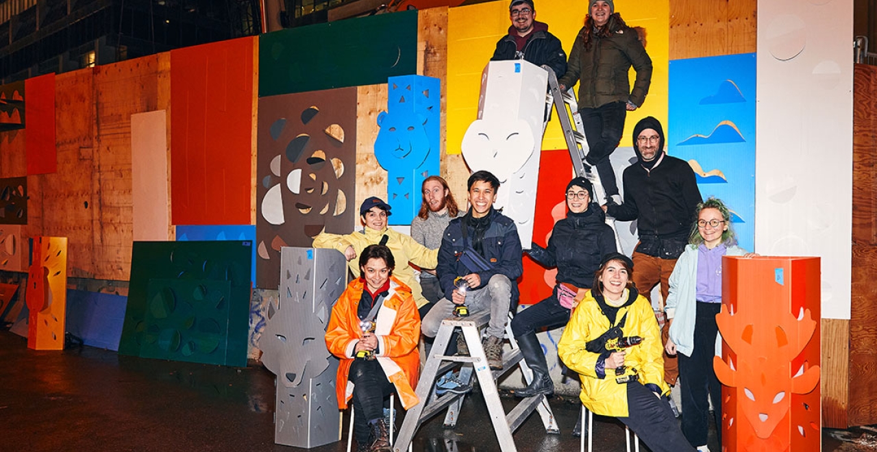 Cliché de l'installation de l'œuvre sur les palissades de chantier de la future station McGill | © Myriam Baril-Tessier