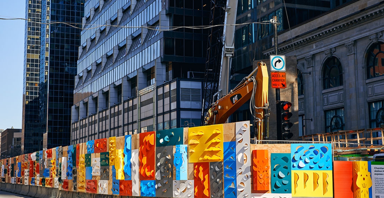 Concept coloré sur les palissades de chantier de la future station McGill | © Myriam Baril-Tessier