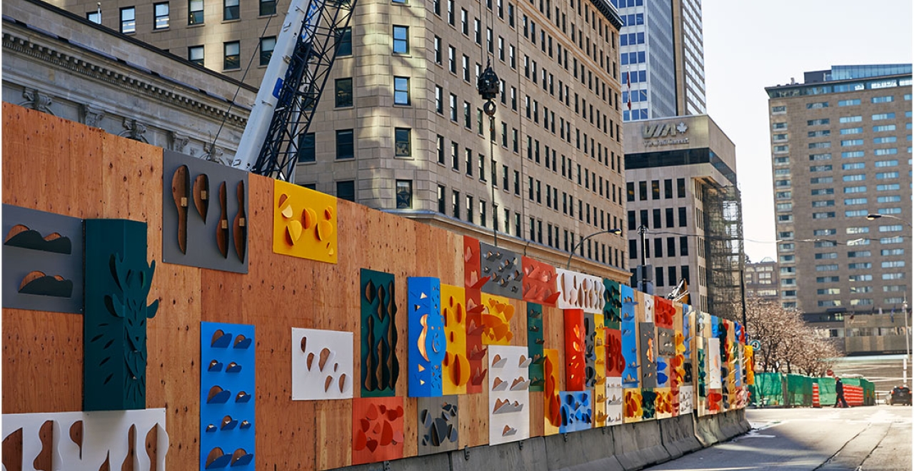 Concept coloré sur les palissades de chantier de la future station McGill | © Myriam Baril-Tessier