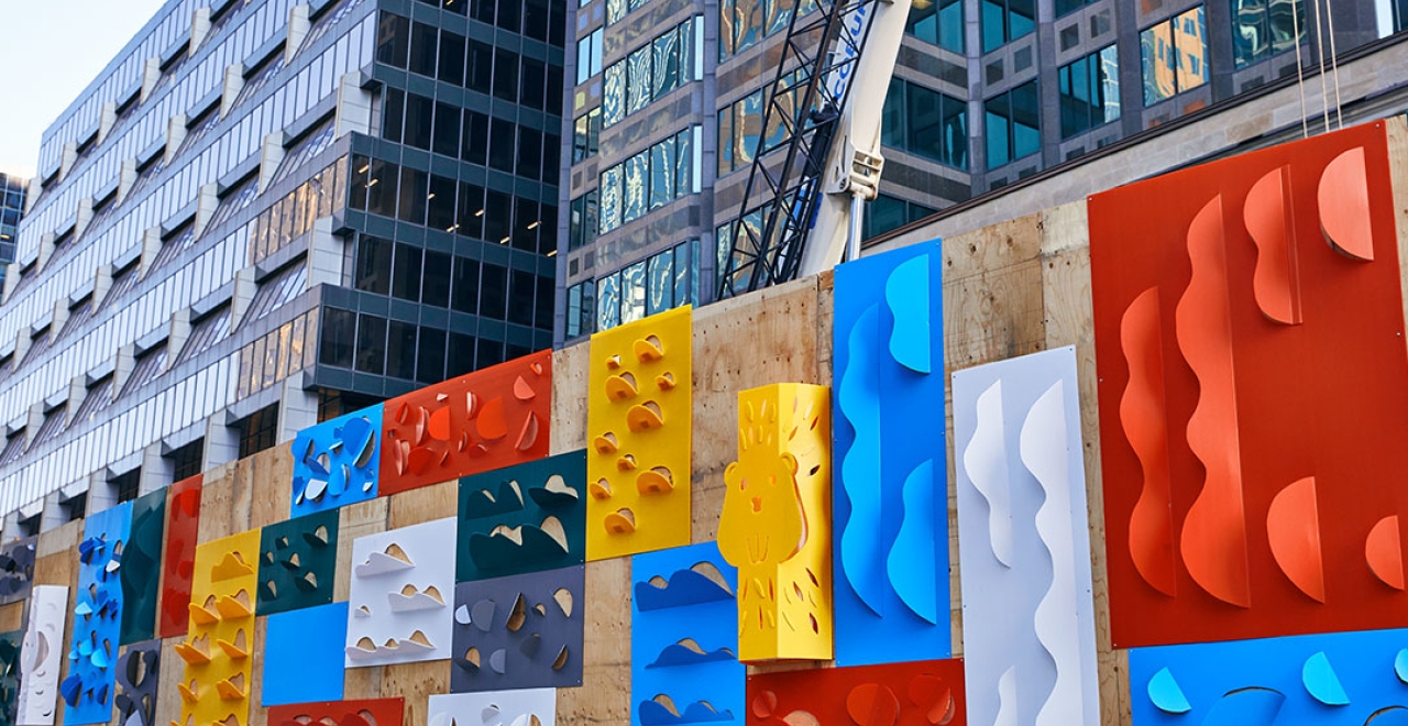 Concept coloré sur les palissades de chantier de la future station McGill | © Myriam Baril-Tessier