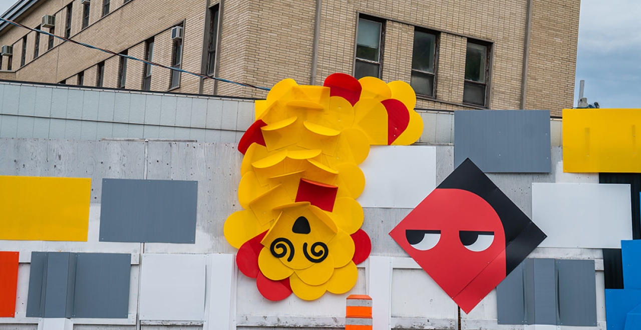 Concept ludique sur les palissades de chantier de la future station Édouard-Montpetit | MASSIVart et La Camaraderie