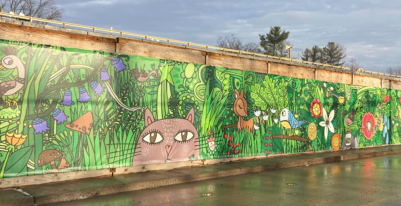 L'oeuvre interactive de Christine Hantzo sur la palissade de la future station Île-Bigras du REM.