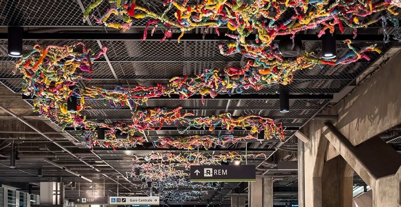 The work Trajectoires Tissées et Entrelacées at Gare Centrale station.